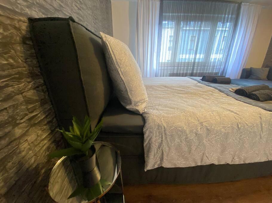 Riesen Bett, Strassenbahn Vor Der Tuer, Beste Lage, Nah Zur Messe, Keine Rechnungen Essen Extérieur photo