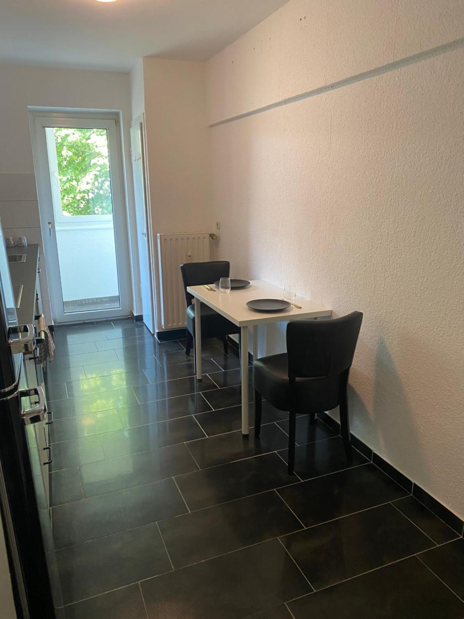 Riesen Bett, Strassenbahn Vor Der Tuer, Beste Lage, Nah Zur Messe, Keine Rechnungen Essen Extérieur photo